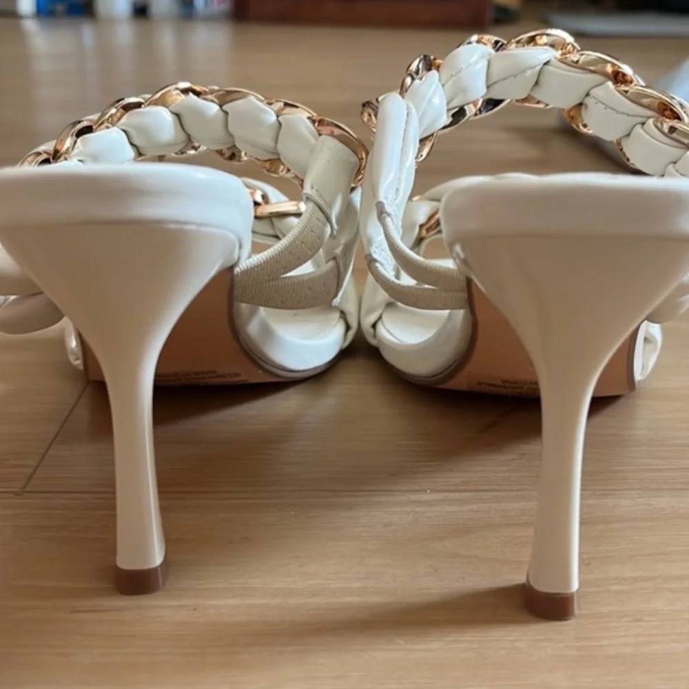 ELEGANT CHAIN DETAIL SLIP ON SANDALS COLOR CREAM CLASSY CHIC SZ 8